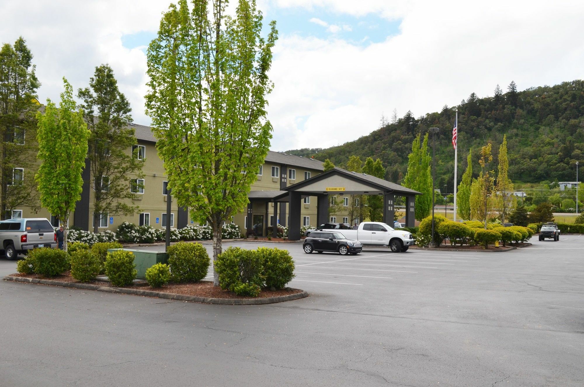 Super 8 By Wyndham Roseburg Hotel Exterior photo