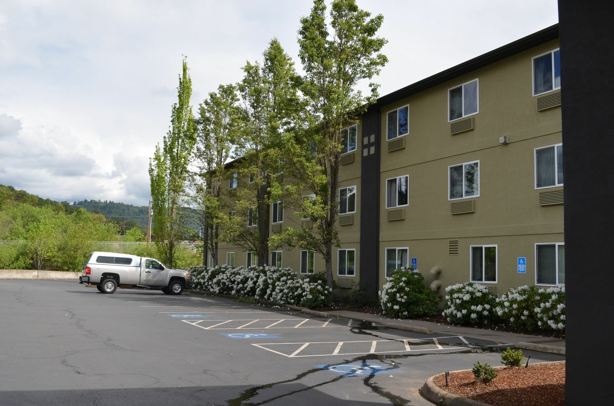 Super 8 By Wyndham Roseburg Hotel Exterior photo